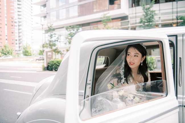 Hy Tea Lounge Wedding Waterfall BuildiHy Tea Lounge Wedding Waterfall Building Bride in the vintage car